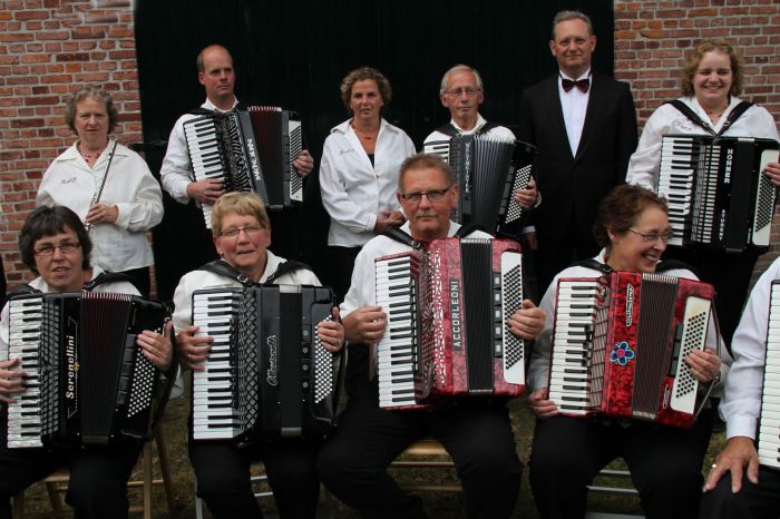 rao_groepje_accordeons_marianlinksriarechts.jpg