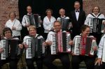rao_groepje_accordeons_marianlinksriarechts.jpg